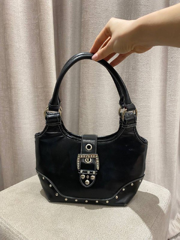 Сумка с металлическими клепками, ремень металлический, женский брючный костюм NICEONE, черная юбка Monki, коричневая юбка Monki, черный лонгслив SKIMS