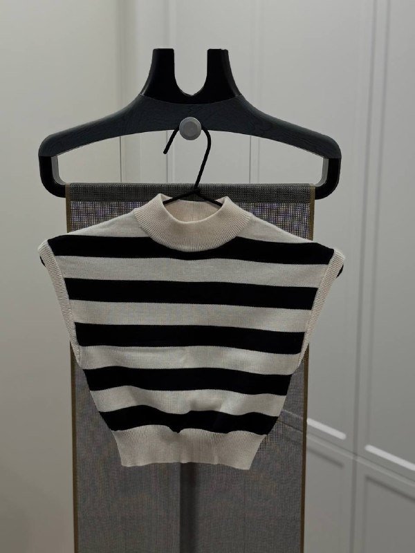 Короткая кофта BERSHKA чёрно-белая полоска XS–S