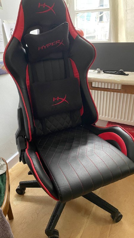 кресло игровое, подушки, пальто, обувь, меч катана, камуфляжная форма, тейп