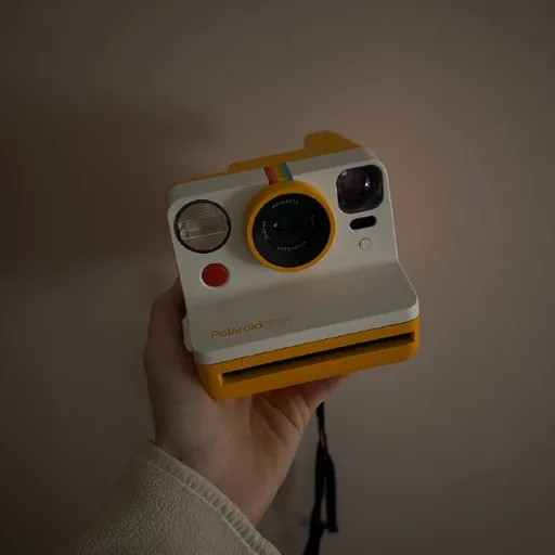 Жёлтый Polaroid Now с просроченной плёнкой