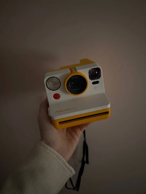 Жёлтый Polaroid Now с просроченной плёнкой 1