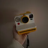 Жёлтый Polaroid Now с просроченной плёнкой 1