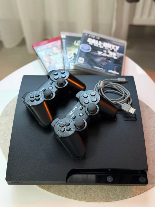 PlayStation 3 с двумя джойстиками и играми