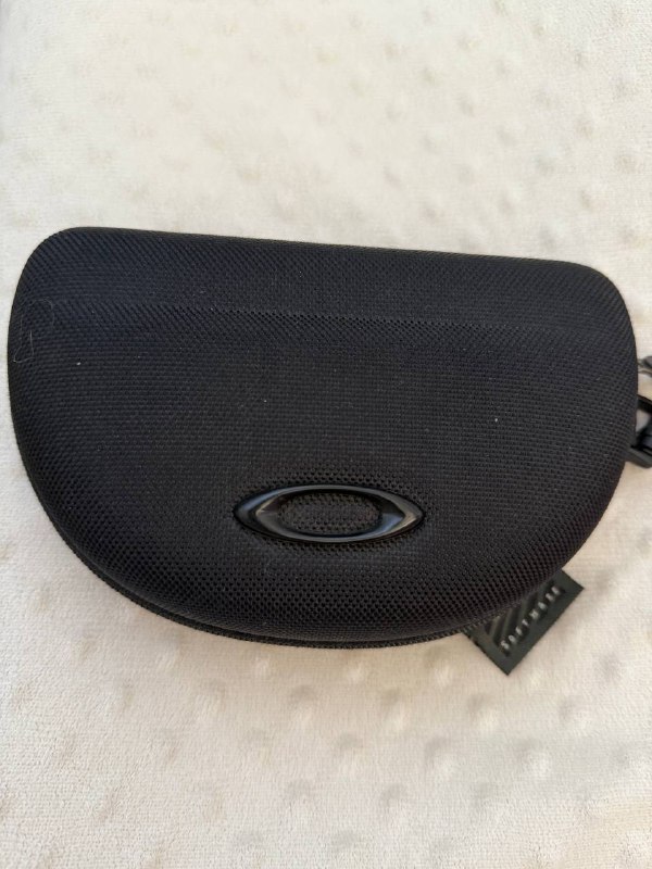 Oakley sunglasses with case and extra lenses 2