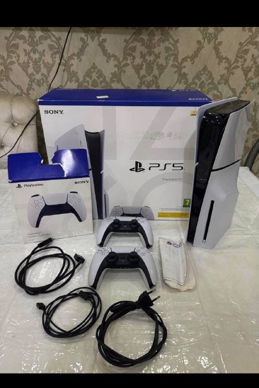 Playstation 5 Slim Disk Versia с контроллерами и кабелями