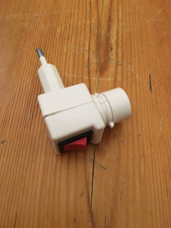 Клеевой пистолет, пассатижи, молоток, мультитул, изолента, ключи, нагреватель, лампочка, свечи, бечевки, рамка, горшок, термокружка, чашка 2