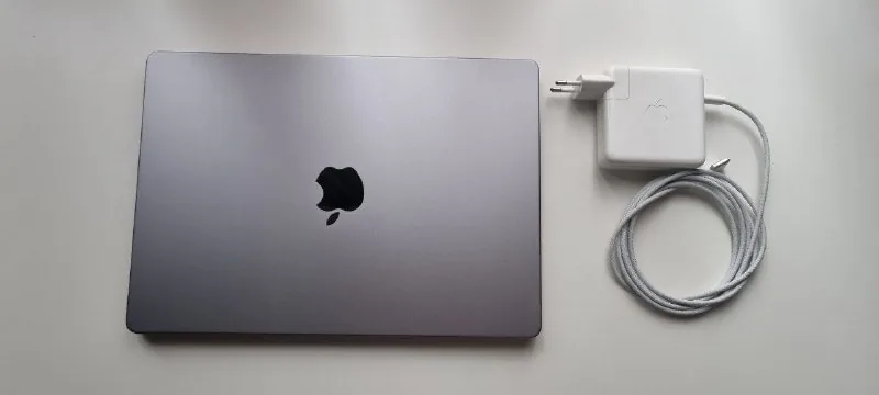 MacBook Pro 14" (2021) 1
