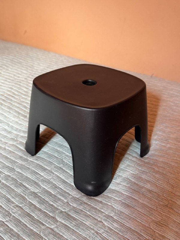 Пластиковый детский стульчик или подставка для цветов