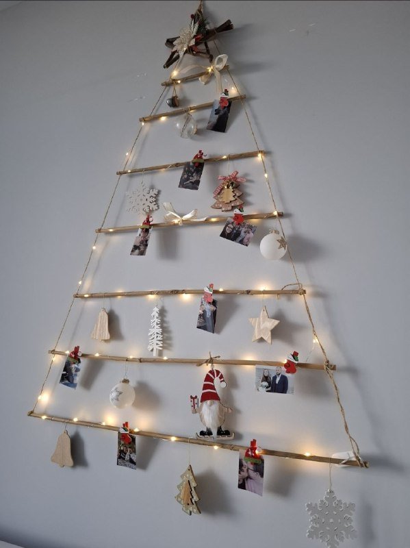 Бамбуковая ёлка с деревянными украшениями и огоньками