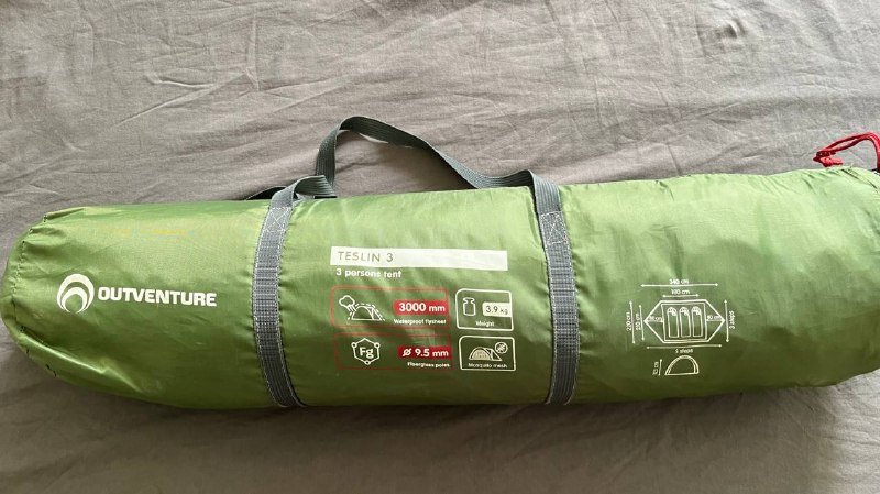 Палатка Outventure Teslin 3, кресло, чайник, стол, лампа, джинсы, термос, палки, зонт, рюкзак