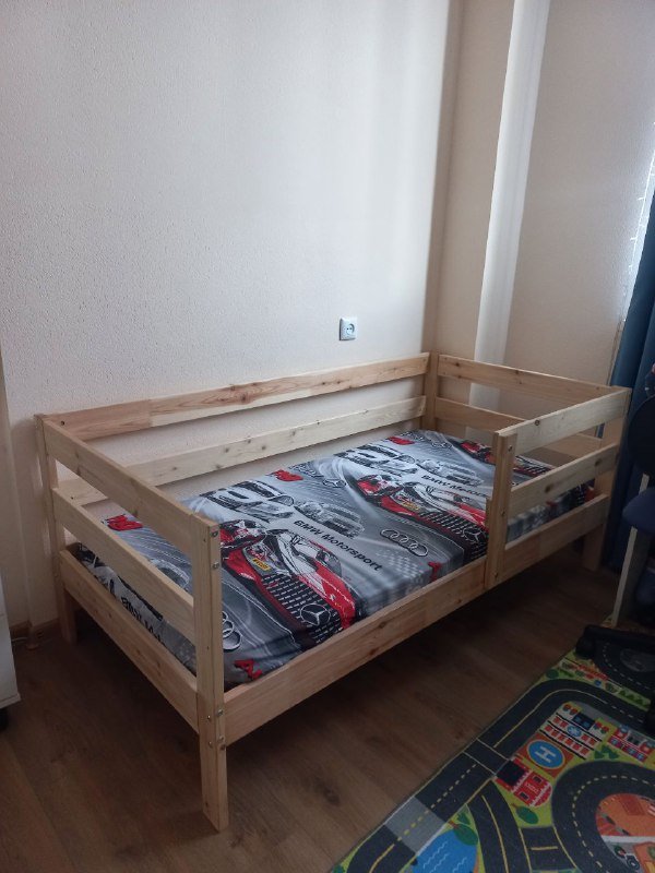 Детская кровать с матрасом и простыней 2