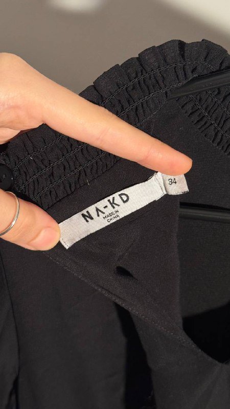 Черное платье струящееся, джинсы Guess бежевые 2