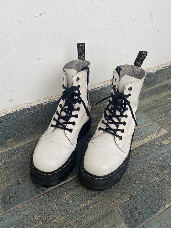 Белые кожаные ботинки Dr. Martens на платформе 6