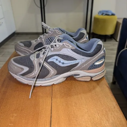 Saucony Progrid Triumph 4 sneakers, size 44.5