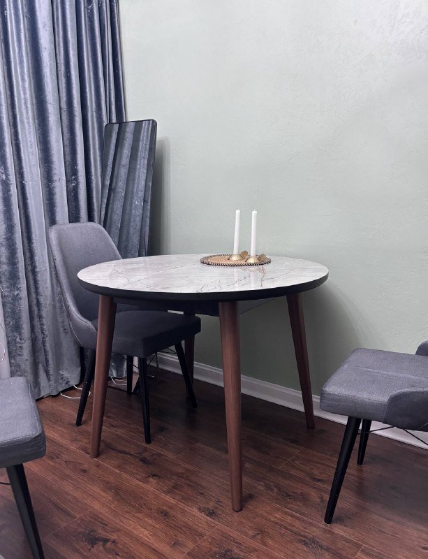 Кухонный стол с имитацией мрамора и деревянными ножками