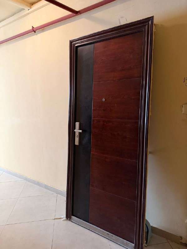 Входная дверь деревянная с металлической рамой