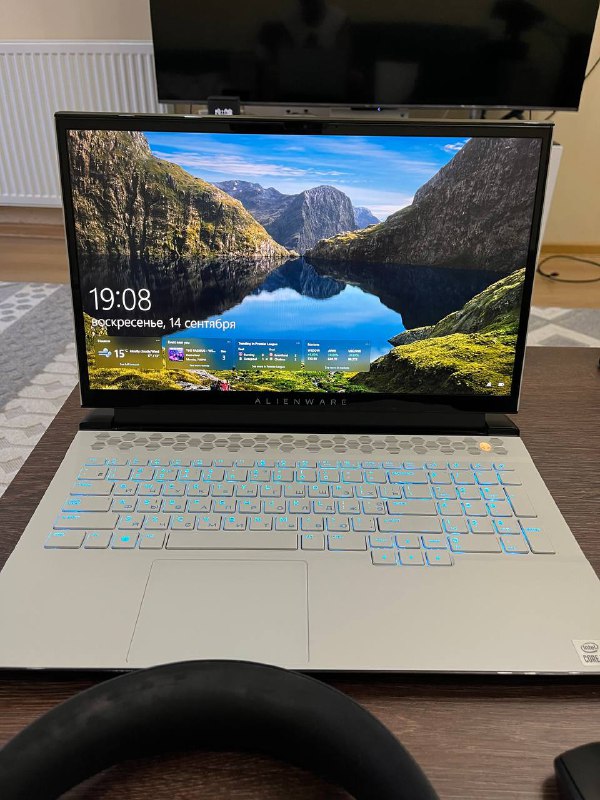 Ноутбук Alienware m17r3 с мышью и наушниками