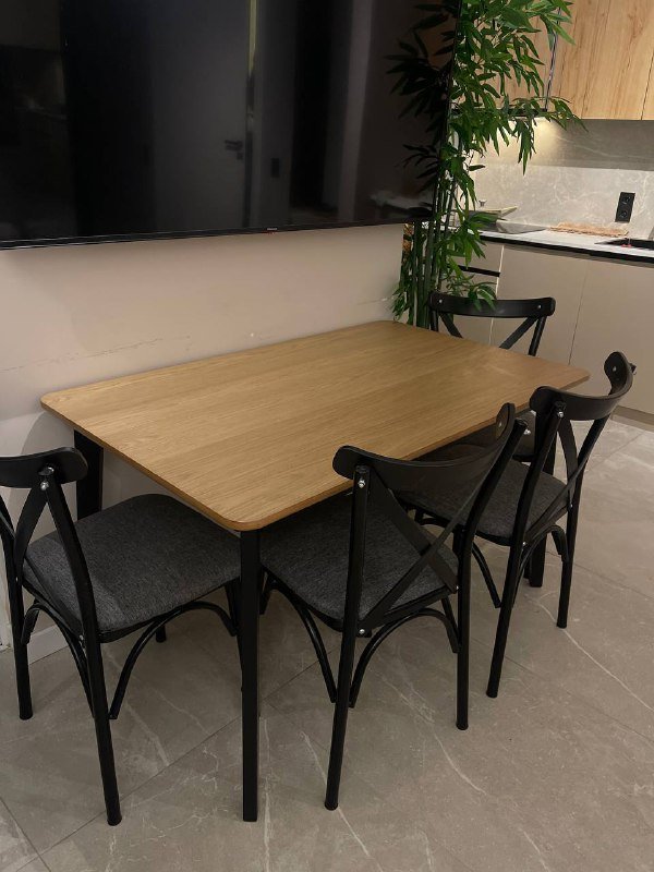 4 стула, стол 1,30 на 80 3