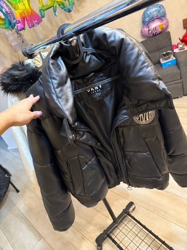 Бомбер Armani Exchange, пуховик dkny, жилеты Calvin Klein и H&M 5
