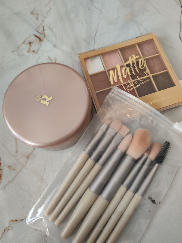 Косметика (палетка теней, кисти, пудра) в комплекте 4