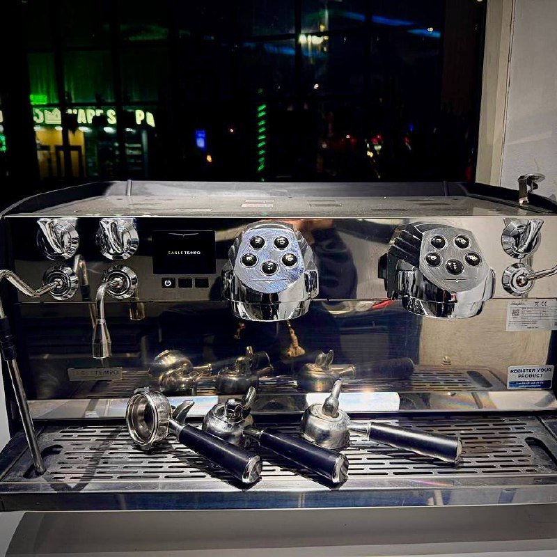 Столы, стулья, холодильники, кофемашина, посудомоечная машина