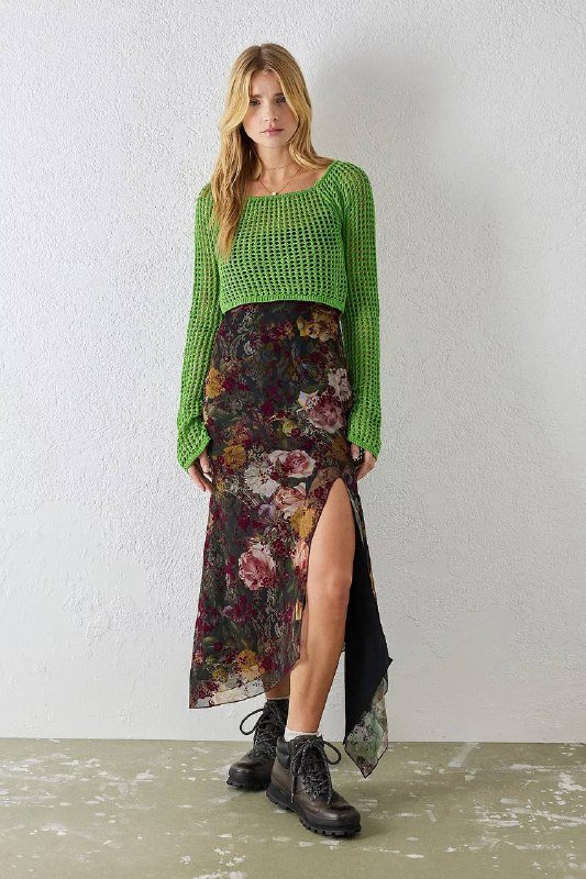 Короткий вязанный свитер, белые шорты с подворотами