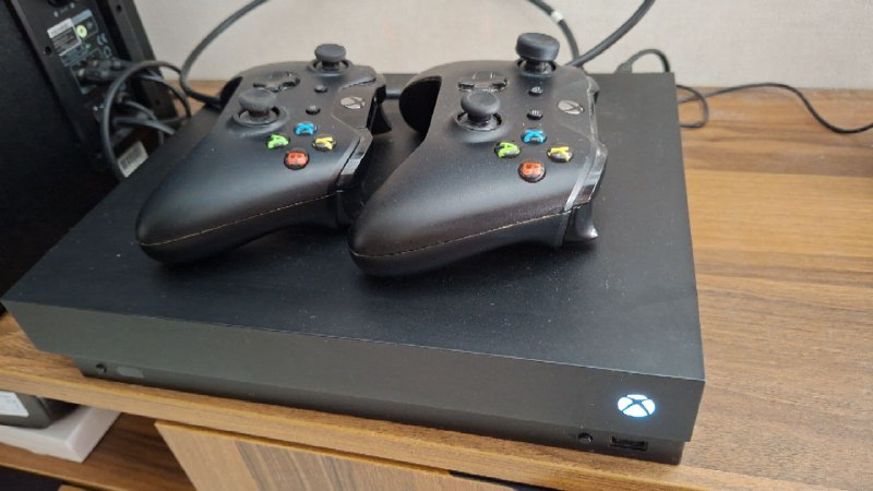 Xbox One X 1 TB, два геймпада 2