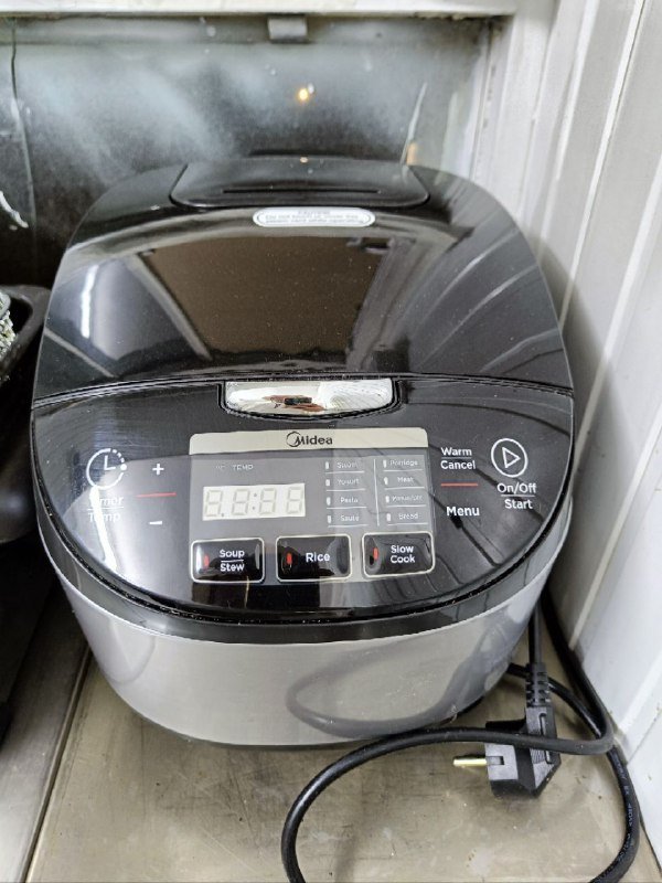 Водонагреватель, холодильник, торговые весы, индукционная плита, мультиварка, раковина с краном, ведро со шваброй, соковыжималка, вытяжка, постер, стол, полка нержавеющая 8