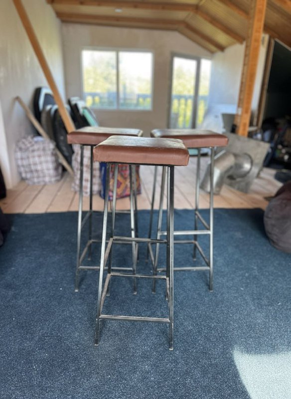 Барные стулья, бочка деревянная, двери, светильники, динамики, косилка, электронагреватель 10