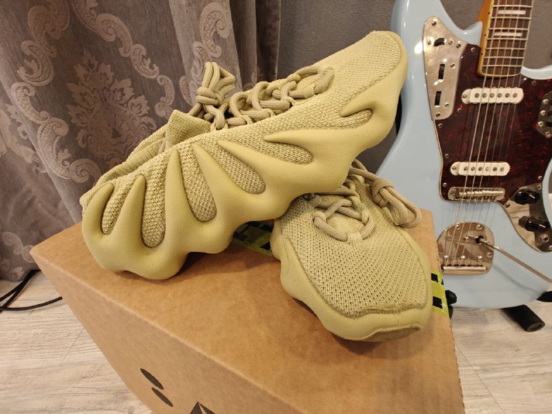 Adidas YEEZY 450, Vans old school, Adidas Rivalry Low, Crocs Crush Clog