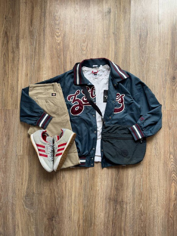 Футболка The North Face, Штаны Dickies, Мессенджер Kipling, Кроссовки Adidas Samba