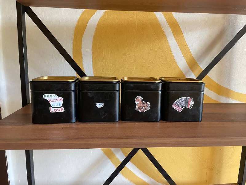 Синие бокалы, банки Ikea, шпалера, полочки, вентилятор, обогреватель, вафельница, духовка, зеркало 2