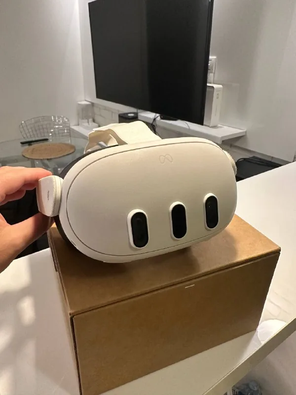 Meta Oculus Quest 3 128GB VR headset 1