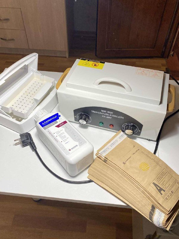 Набор для ногтей с лаковыми покрытиями и инструментами 6