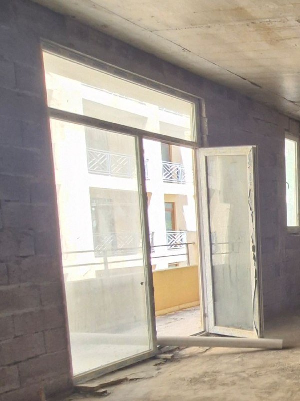 Пластиковый стеклопакет с рамой и дверью со стеклом