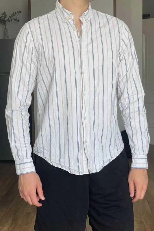 Стеллаж из икеи, джинсы Uniqlo, мужская рубашка 2