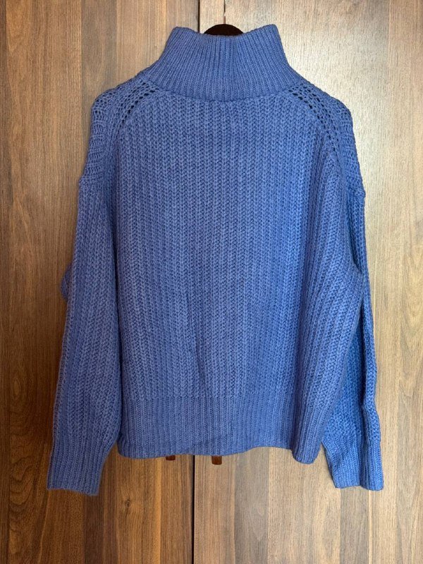 Теплый голубой свитер из шерсти 2