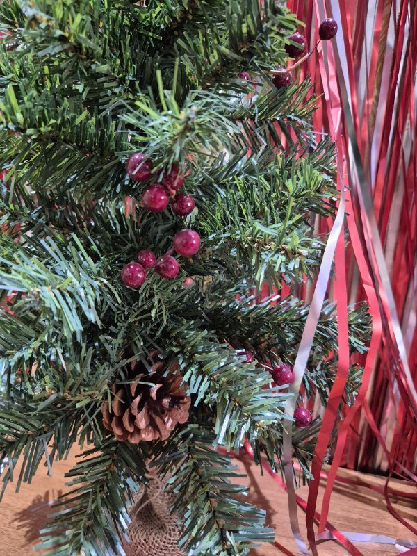 Ёлка с шишками и ягодами, игрушки, гирлянды, венок на дверь 7