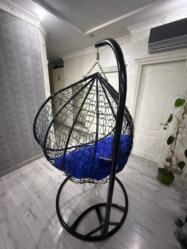 Черное подвесное кресло-качели с синей подушкой 3