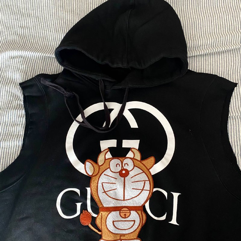 джинсовые шорты LOEWE, белые топы, костюм двойка GUCCI, свитер 9