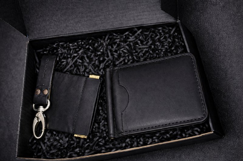 Набор изделий из натуральной кожи: кошелек, зажим, карточница, брелок