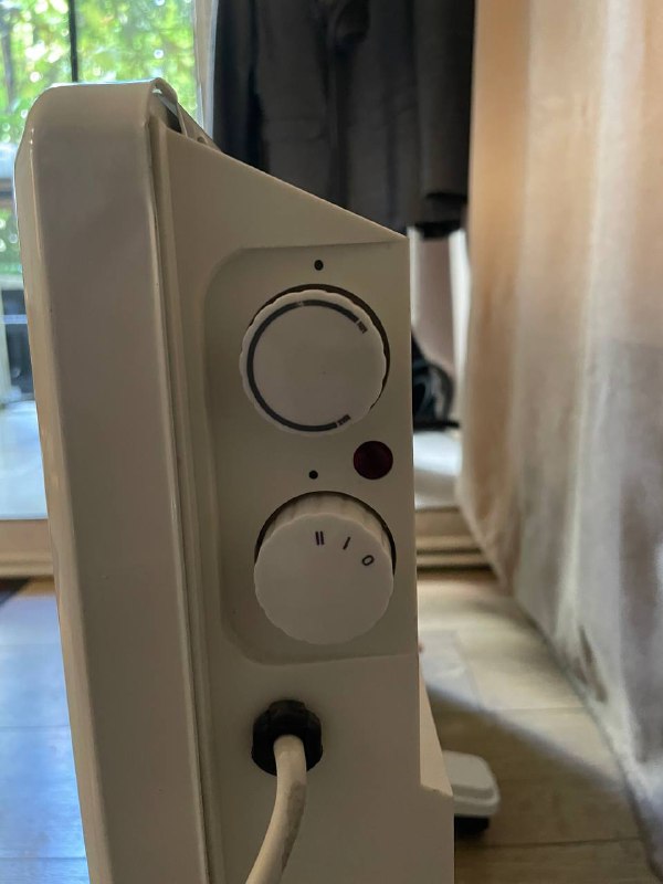 Пара электрических обогревателей KaiMeiDi и Scarlett 3