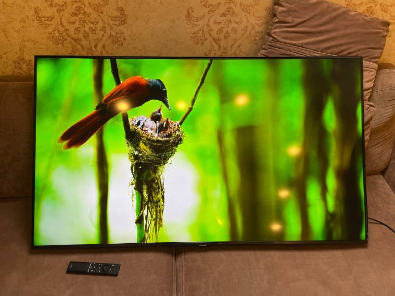 Samsung 4K smart TV with wall mount 2