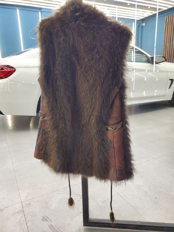 Жилетка женская из натуральной кожи кингуру и енота