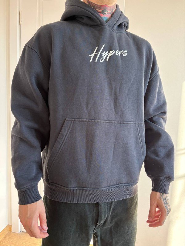 Чёрный бомбер, худи Hypers, чёрные и светло-голубые джинсы 4