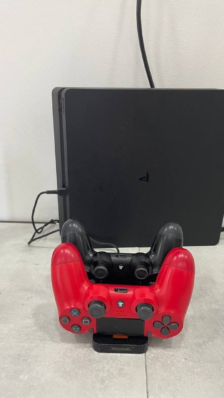 PlayStation 4 с играми, два геймпада, зарядная станция 3