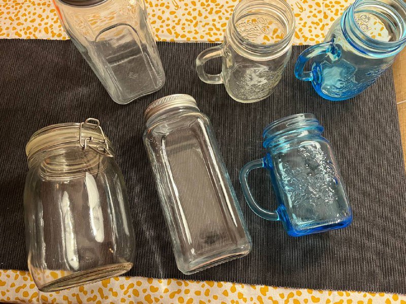 Стеклянные банки и чашки
