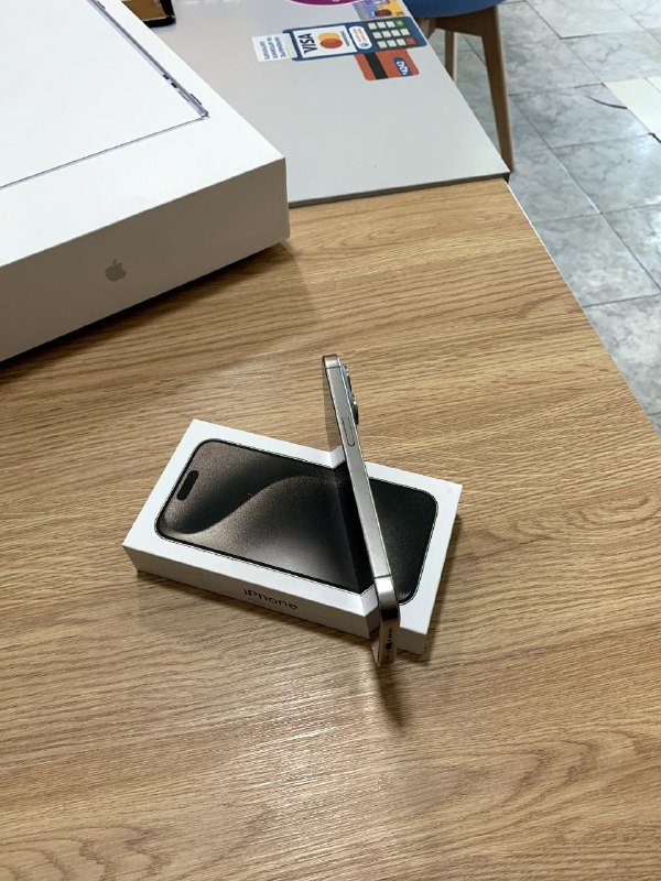 iPhone 16 Pro / 256 GB 10