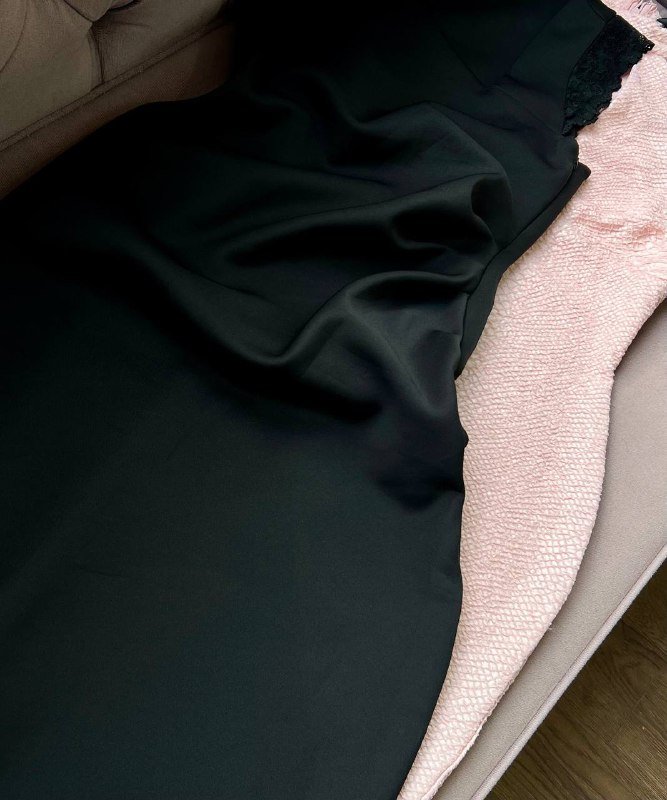 черное бандажное платье с кружевом, грязно розовое платье с принтом 2