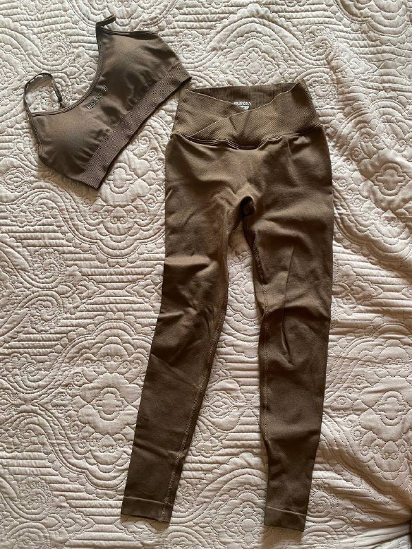 Спортивный костюм, белый боди, браслет с янтарем 2